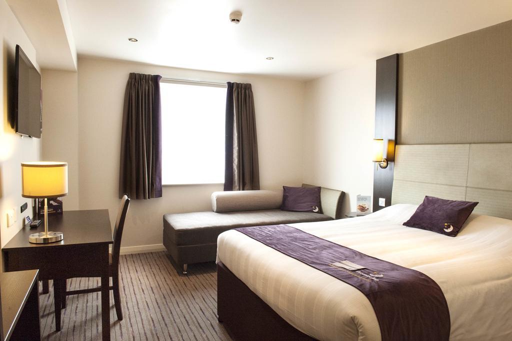 Premier Inn Fleet Εξωτερικό φωτογραφία
